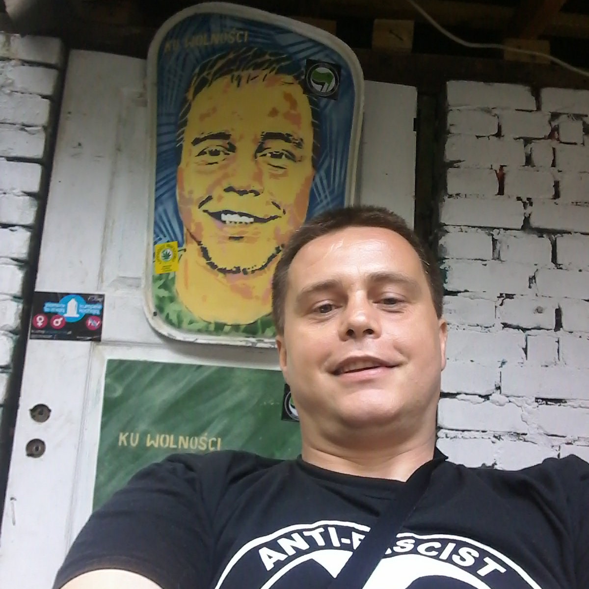 Daniel, fotografia: portret z portretem w tle